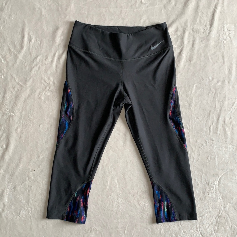 Nike woman’s cropped active leggings. Size M